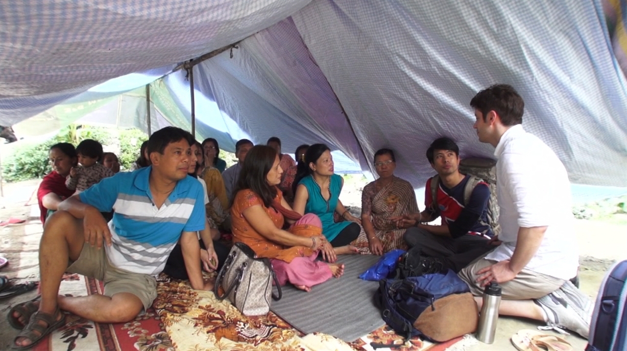  JTBC <내 친구의 집은 어디인가>의 한 장면. 대지진의 피해를 입은 네팔 카트만두에 사는 수잔의 가족들은 다행히 무사했지만, 여진 때문에 집이 아닌 텐트촌에서 생활하고 있다.