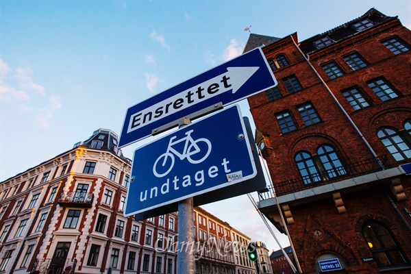 덴마크의 자전거 타는 풍경