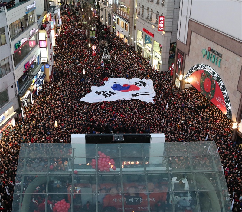 2012년 대선 당시, 새누리당 후보였던 박근혜 대통령이 대구 동성로 대구백화점 앞 유세를 벌이는 가운데, 지지자들 머리 위로 대형 태극기가 펼쳐졌다.