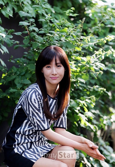  KBS 2TV 수목드라마 <착하지 않은 여자들>에서 김현정 역의 배우 도지원이 21일 오후 서울 논현동의 한 카페에서 인터뷰에 앞서 포즈를 취하고 있다.

 