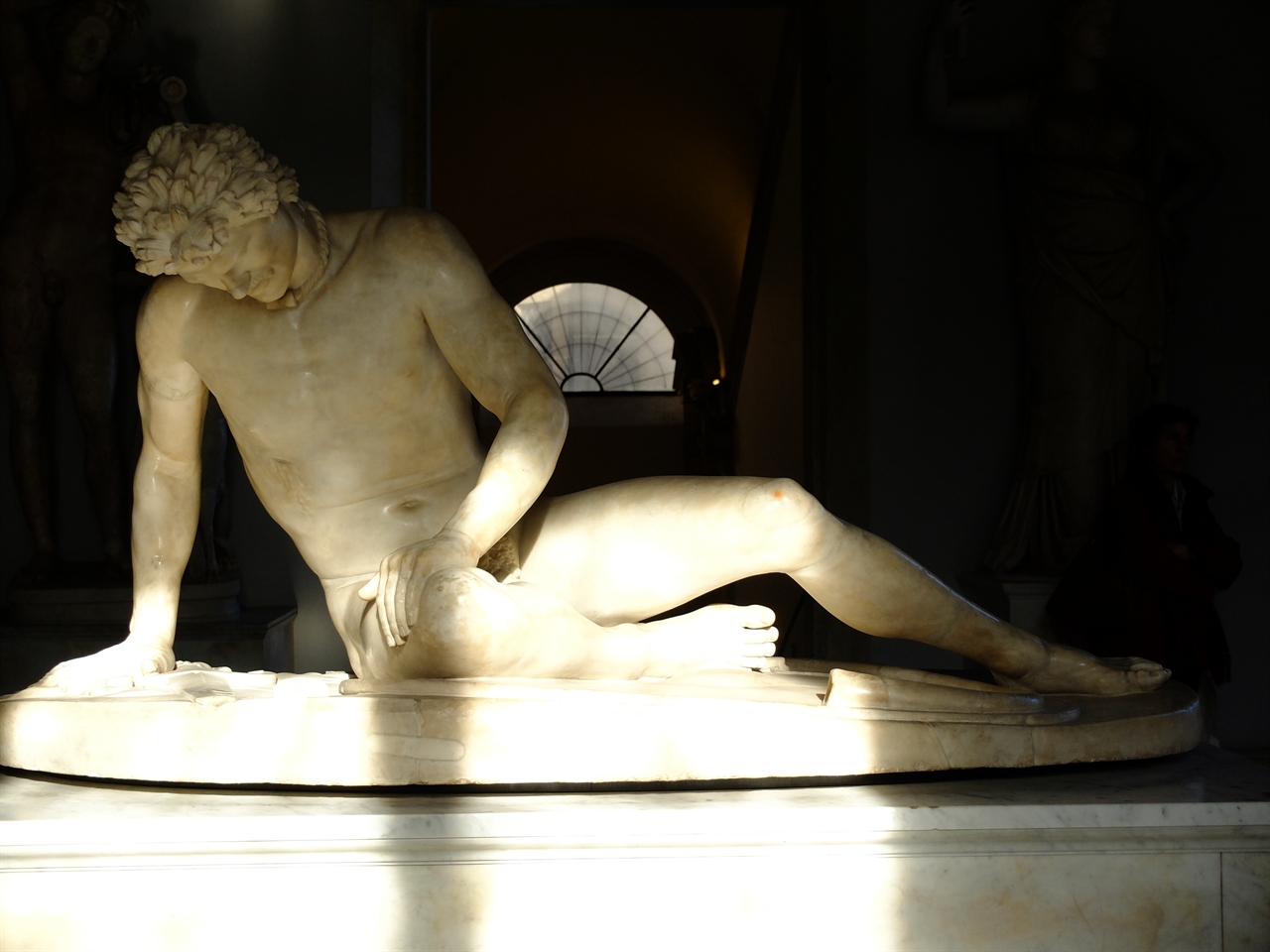 '빈사의 갈리아인' 로마, 카피톨리니 박물관. 오른쪽 가슴 아래의 상처. 힘겹게 버티고 있는 오른팔. 죽음을 앞둔 사내의 고통이 저리게 전해옵니다.