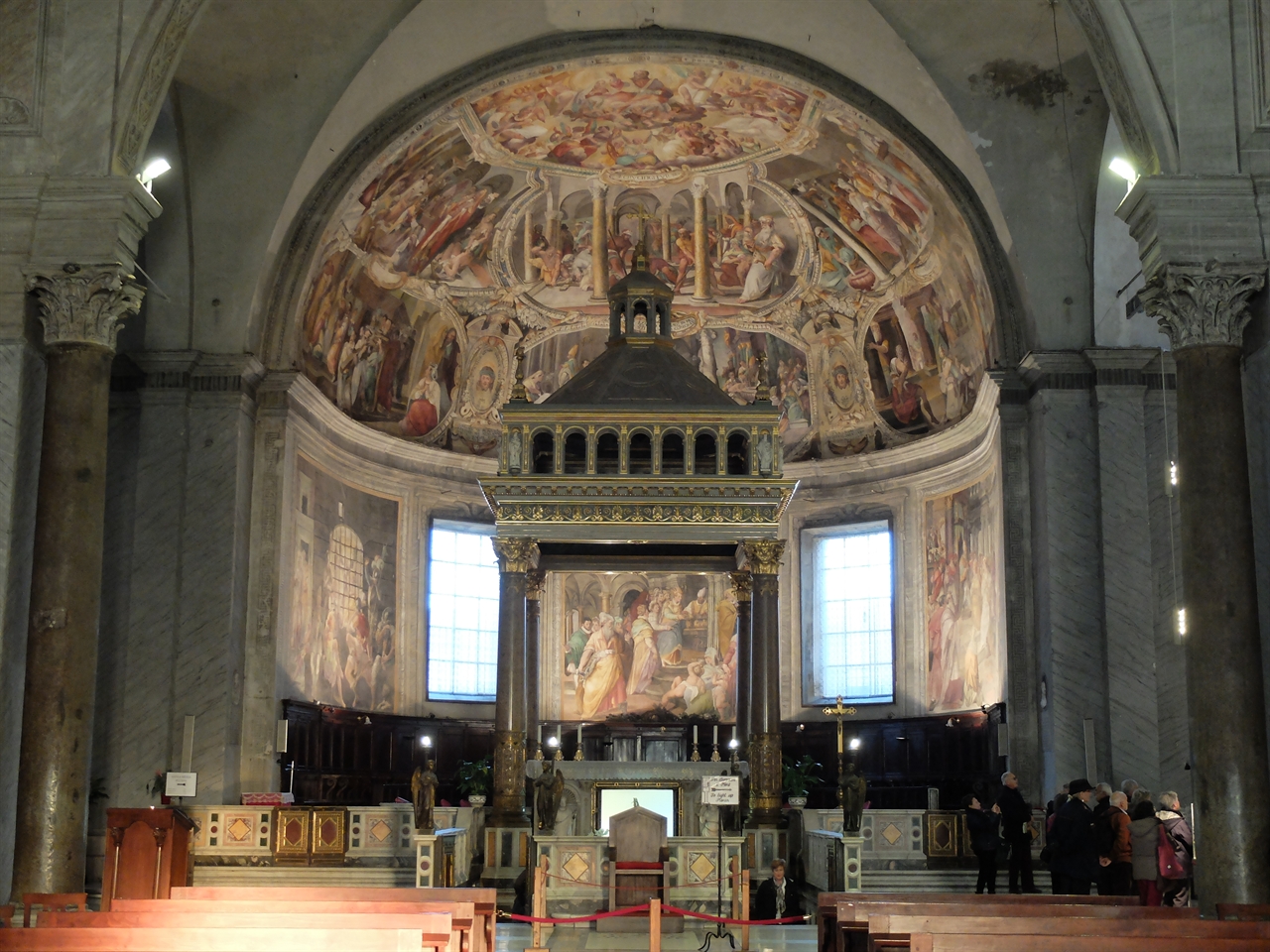 로마 '산 피에트로 인 빈콜리 성당' 중앙 제단. 성 베드로를 묶었던 쇠사슬을 보관하고 있는 성당입니다.