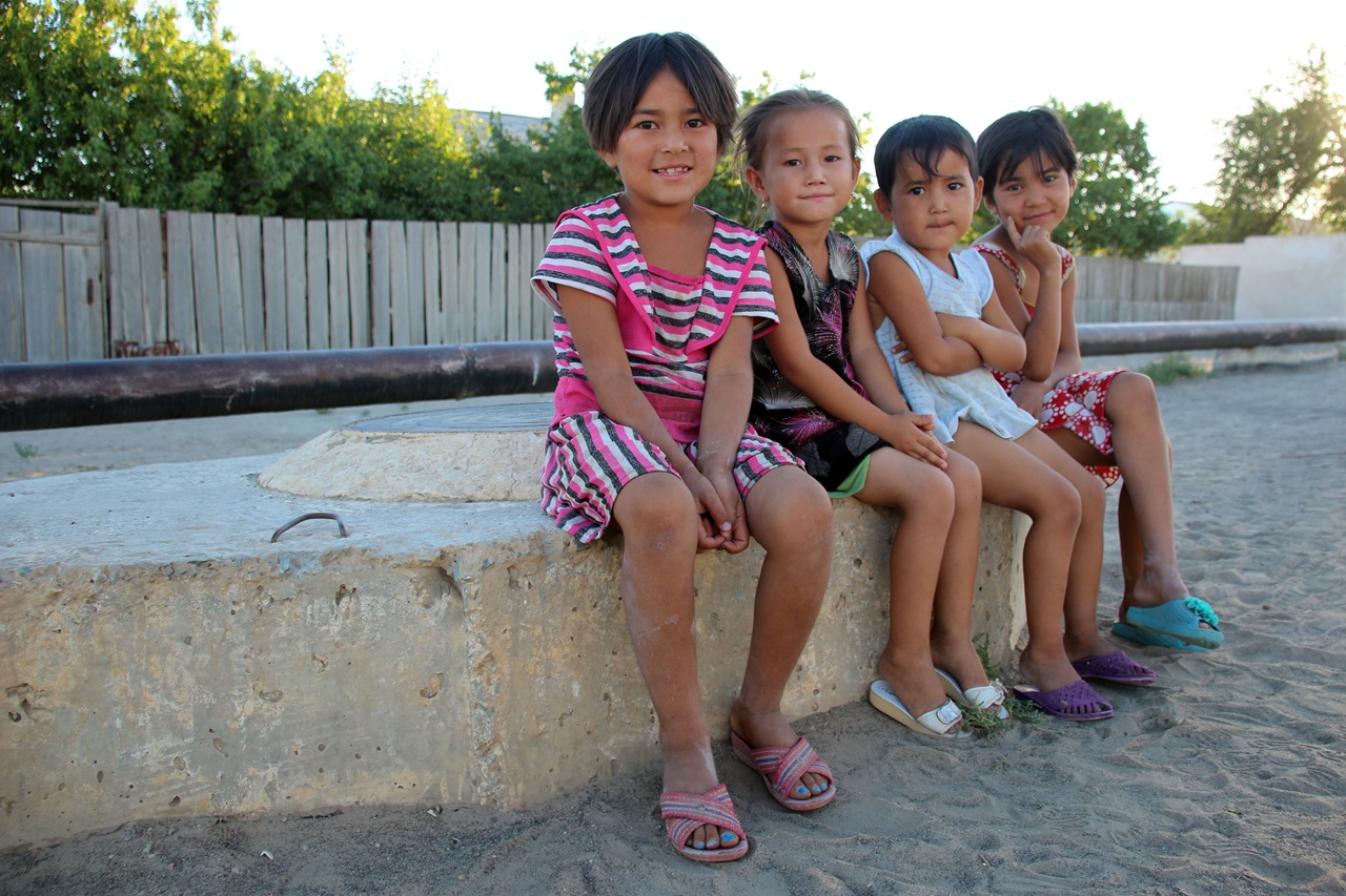 이곳 아이들은 우즈베키스탄과는 또 다른 몽골계 외모다.  