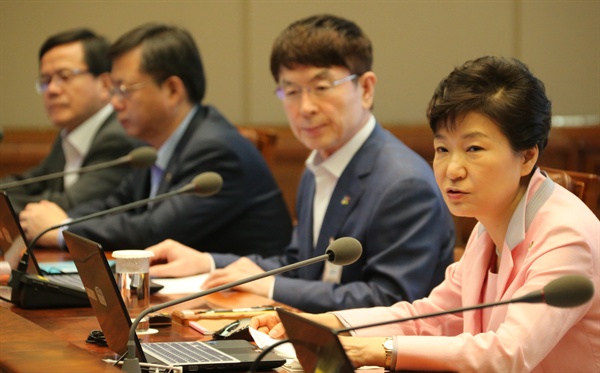 박근혜 대통령이 1일 청와대에서 열린 수석비서관회의에서 국회의 정부 시행령 수정에 대해 강력히 비판하고 있다.