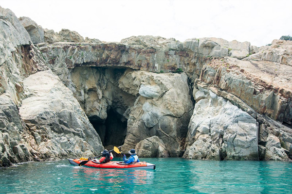 독특하게 생긴 암석이 동굴 위에 걸쳐져 있다. 