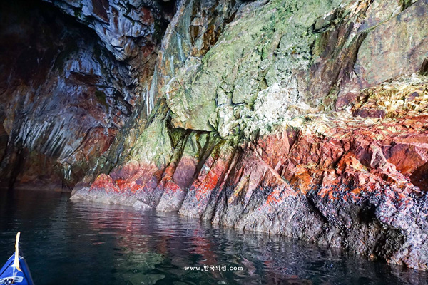 연도에는 구리성분의 바위들이 많다. 동굴속에서 바라본 빛깔은 환상적이었다