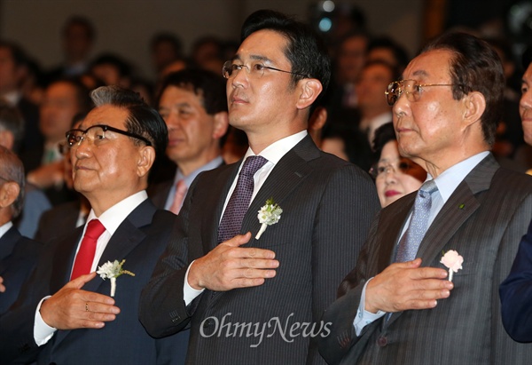 이재용 삼성전자 부회장이 지난 6월 1일 오후 서울 중구 순화동 호암아트홀에서 열린 '2015 호암상 시상식'에 참석해 국민의례를 하고 있다. 