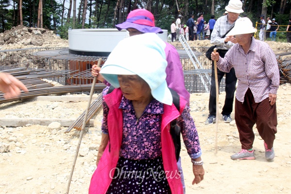  의령군청과 유니슨(주)는 의령 한우산 능성을 따라 총 25기의 풍력발전기를 짓는 공사에 들어가자, 한우산풍력발전단지반대대책위 소속 주민들이 공사 현장에서 둘러 서서 '공사 중단'을 외치고 있다.