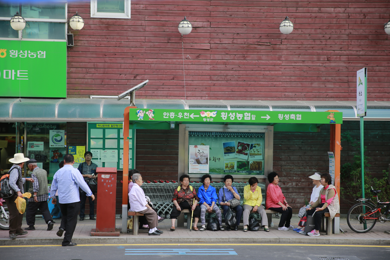 횡성 횡성오일장(1,6일) 근처의 버스정류장에서 오일장을 본 분들이 집으로 돌아가기 위해 버스를 기다리고 있다.