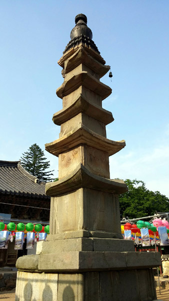 석탑 꼭대기에 다시 라마교 불탑을 얹어놓은 독특한 형태로 눈길을 끈다.