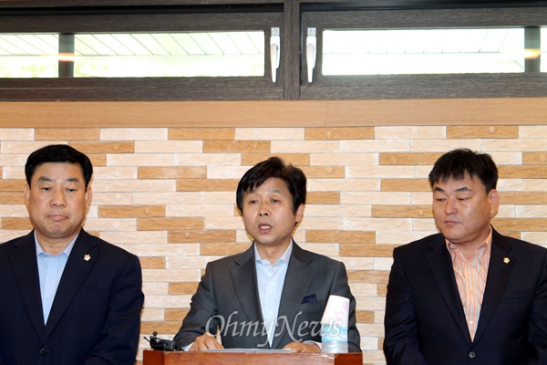 나상성 광명시의장과 이영호, 김기춘 광명시의원이 기자회견을 하고 있다. 