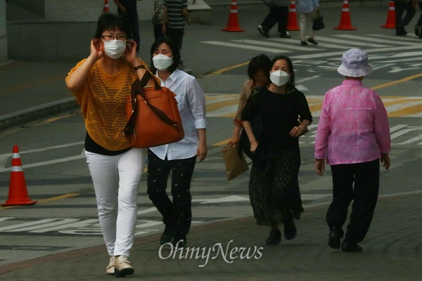 중동호흡기증후군(메르스) 사망자와 3차 감염자가 증가하고 있는 2일 오후 서울 종로구 서울대병원에 설치 된 임시격리실 근처에 시민들이 마스크를 쓰고 다니고 있다.