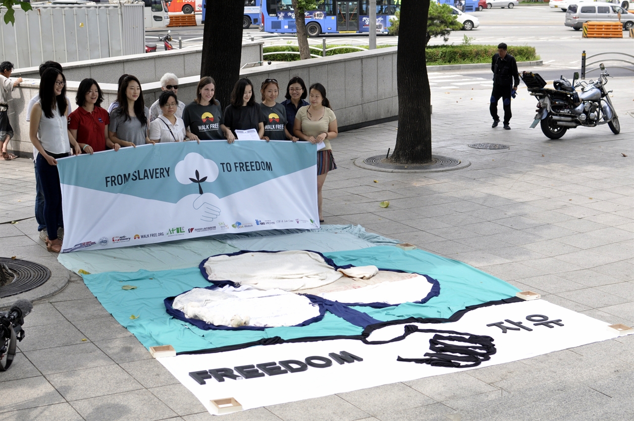 2014년 7월 10일 대우인터내셔널 본사 앞에서 이루어진 캠페인 현장