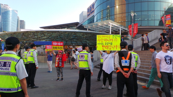 5월 16일 서울역광장에서 열린 ‘국제 성소수자 혐오 반대의 날’ IDAHOT(International Day Against Homophobia & Transphobia) day 행사 한편에서 동성애를 반대한다는 내용의 피켓팅을 벌인 이들의 모습
