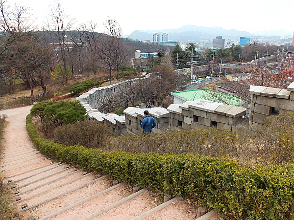서울성곽길. 이 길을 따라가면 신라호텔과 장충단공원을 만날 수 있다.  