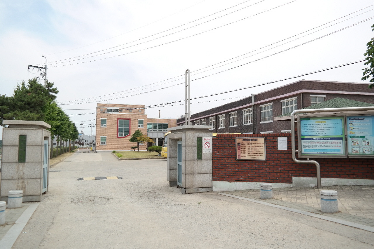 학교 전경 아담한 학교가 한눈에 들어온다.