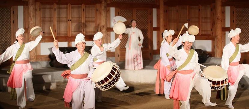 고창군 한옥상설공연 '도리화 귀경가세' 배우들이 지난 30일 고창읍성 한옥마을 도예체험관 무대에서 공연을 펼치고 있다. 