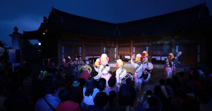 고창군 한옥상설공연 '도리화 귀경가세' 배우들이 지난 30일 고창읍성 한옥마을 도예체험관 무대에서 관객에게 인사하고 있다.