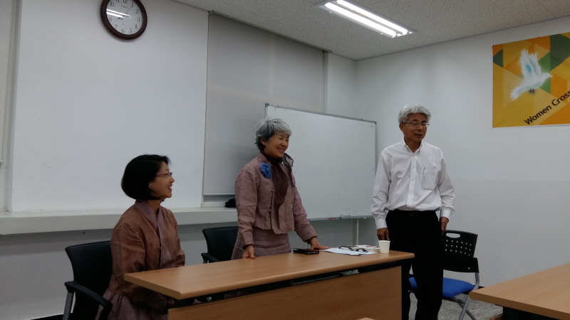 김반아 대표가 이재봉 교수와 대담회를 진행하고 있는 모습 왼쪽은 김 대표의 딸 김운아 씨