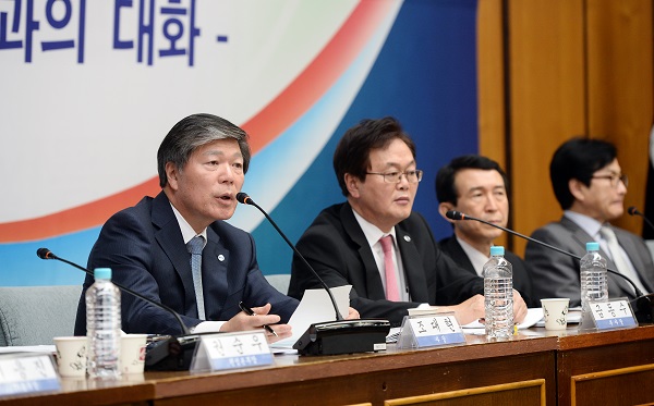 조대현 KBS 사장이 지난 1일 서울 영등포구 본사에서 수신료 인상 관련 기자회견에서 기자들의 질문에 답하고 있다