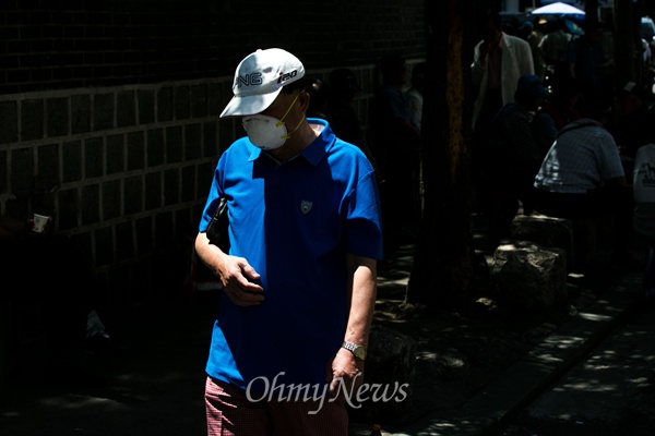 메르스 사망자와 3차 감염자가 증가하고 있는 3일 오후 서울 종로구 탑골공원 인근에서 한 남성이 마스크를 쓰고 길을 가고 있다. 
