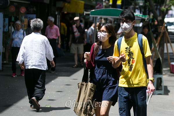  메르스 사망자와 3차 감염자가 증가하고 있는 3일 오후 서울 종로구 인사동에서 중국관광객이 마스크를 쓰고 길을 가고 있다.