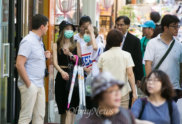  메르스 사망자와 3차 감염자가 증가하고 있는 3일 오후 서울 종로구 인사동에서 인파들 사이로 마스크를 낀 중국인 관광객이 보이고 있다. 