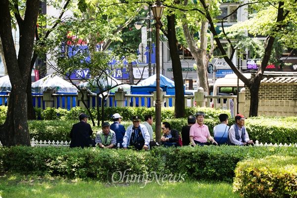 3일 오후 서울 종로구 탑골공원에서 시민들이 더위를 피해 나무그늘 아래서 휴식을 하고 있다. 