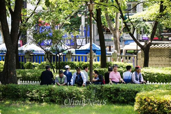  3일 오후 서울 종로구 탑골공원에서 시민들이 더위를 피해 나무그늘 아래서 휴식을 하고 있다. 