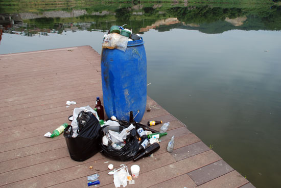 4대강 사업으로 만들어진 세종시 불티나루터는 버려진 쓰레기가 넘쳐서 강물에 둥둥 떠다닌다.