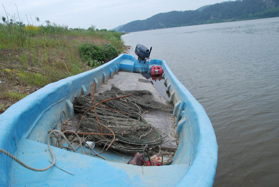 4대강 사업 이후 금강에서는 불법 어로가 늘고 있다. 백제보 하류 1km 인근에도 방치된 어선에 그물이 가득 실려 있다.