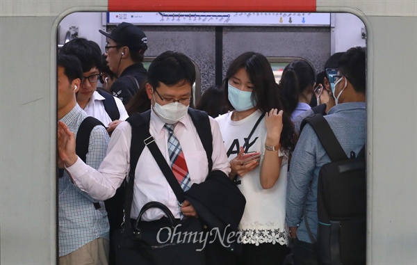 메르스(중동호흡기증후군) 의심 환자 급증으로 시민들의 불안과 공포가 커지고 있는 가운데, 지난 3일 오후 서울 구로구 신도림역에서 시민들이 메르스 예방을 위해 마스크를 착용하고 있다.