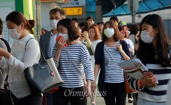 메르스(중동호흡기증후군) 의심 환자 급증으로 시민들의 불안과 공포가 커지고 있는 가운데, 3일 오후 서울 구로구 신도림역에서 시민들이 메르스 예방을 위해 마스크를 착용하고 있다.