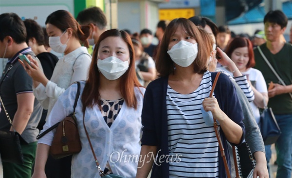 메르스(중동호흡기증후군) 의심 환자 급증으로 시민들의 불안과 공포가 커지고 있는 가운데, 3일 오후 서울 구로구 신도림역에서 시민들이 메르스 예방을 위해 마스크를 착용하고 있다.