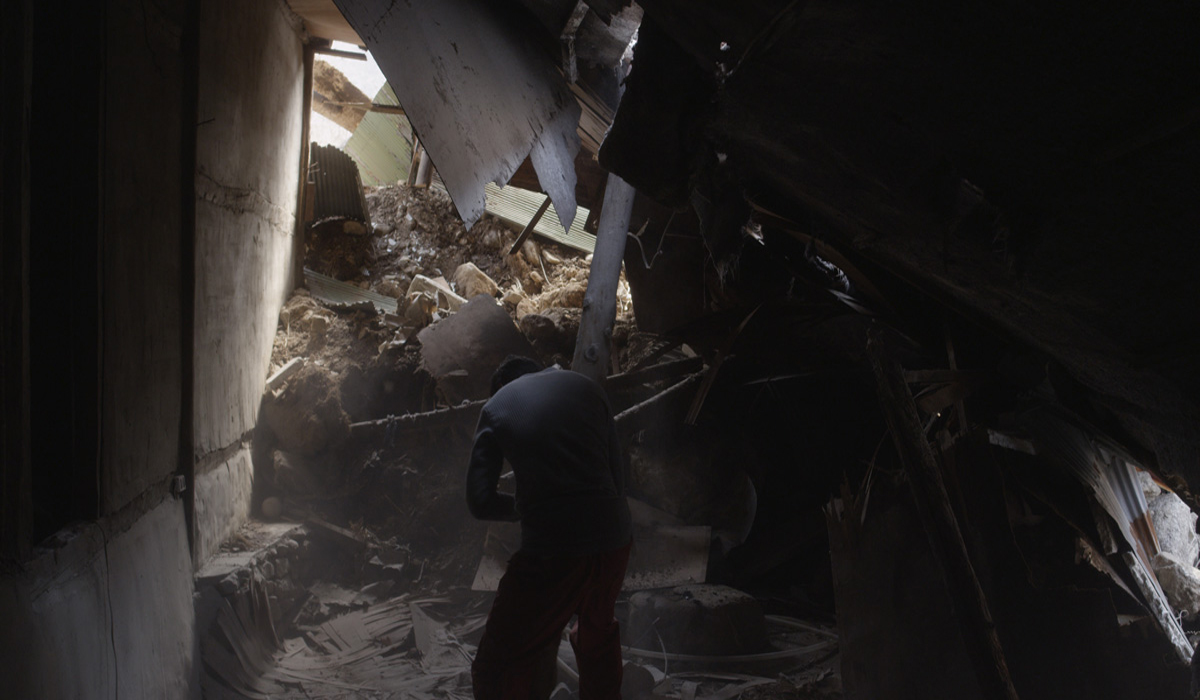  영화 <산다>의 한 장면. 주인공 정철(박정범 분)은 산사태로 반파된 집을 복구하기 위해 안간힘을 쓴다.