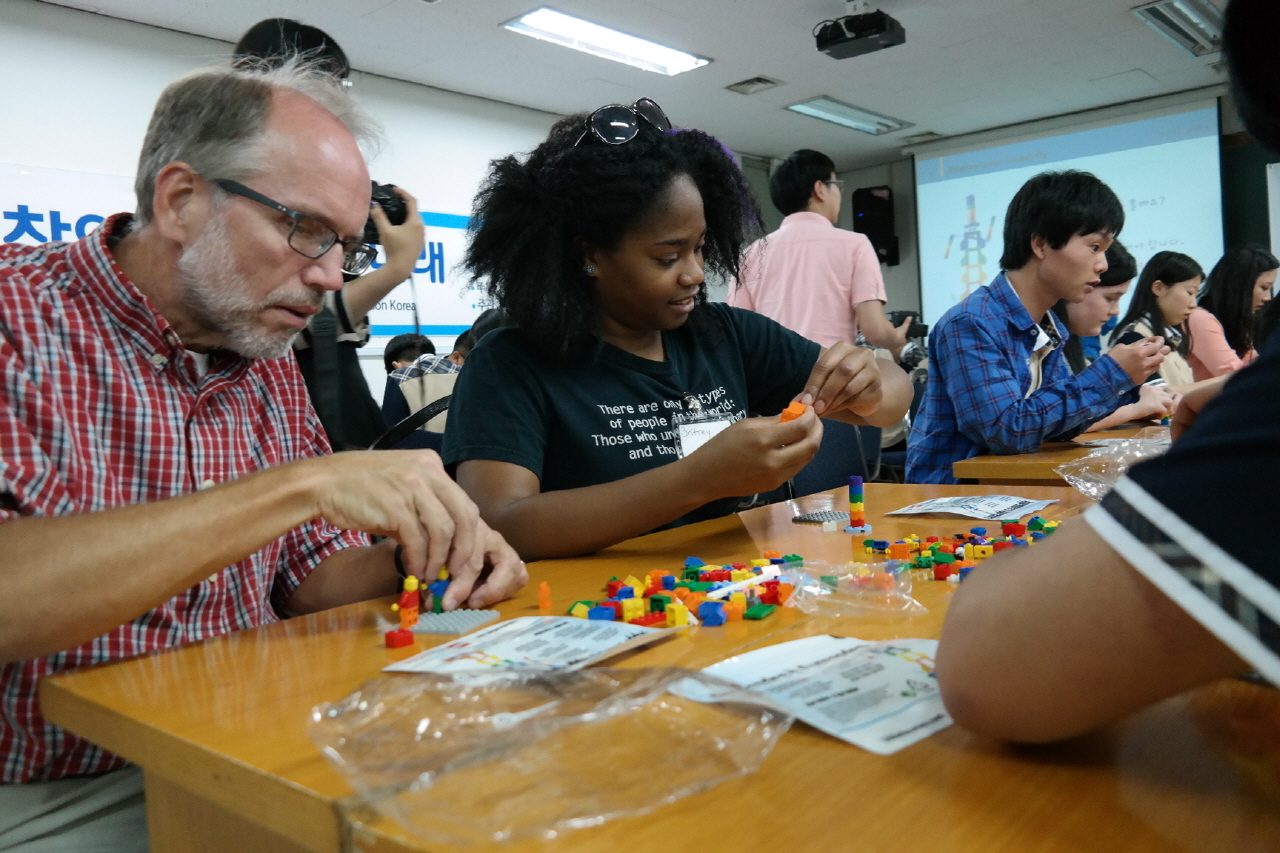 Tom scott 교수와 학생들이 레고 수업에 열중 하고 있다.