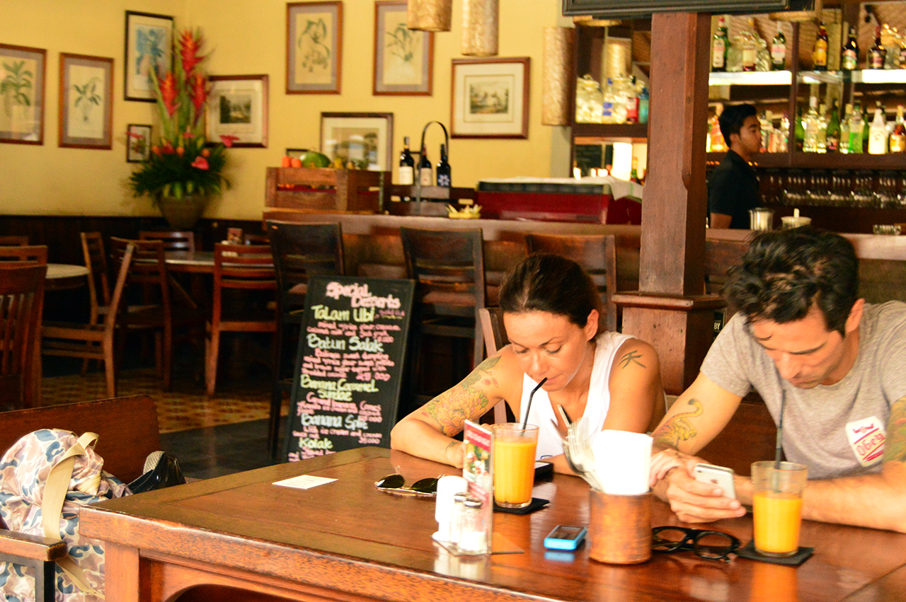 거리의 카페 안에서 여행자들이 한가하게 휴식을 취하고 있다.

