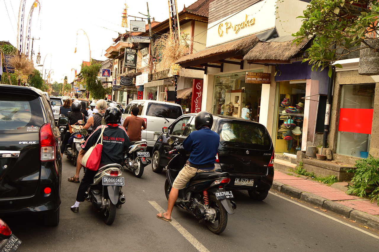 좁은 거리에 오토바이들이 가득 차 있다.
