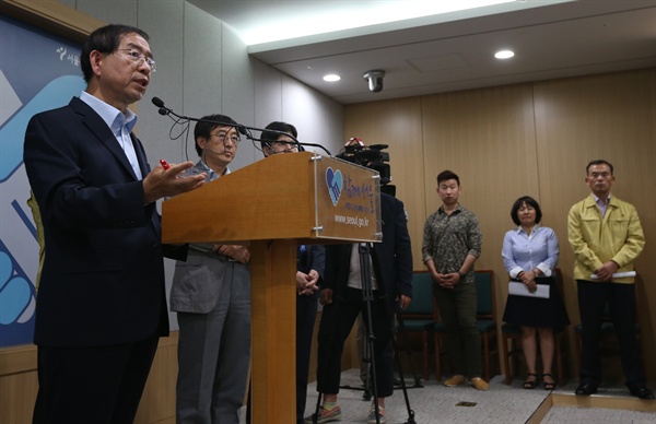 박원순 서울시장이 6월 4일 오후 시청 브리핑룸에서 메르스 관련 긴급 브리핑을 하고 있다. 박 시장은 "메르스 확진 환자인 서울의 한 의사가 격리 통보에도 불구하고 1천400명 규모의 행사에 참석했다"고 밝혔다.
