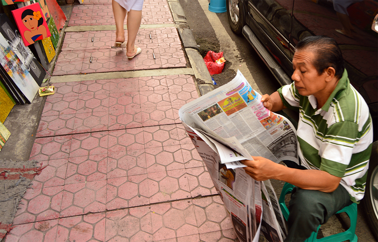 한 우붓 아저씨가 한가하게 신문을 읽고 있다. 