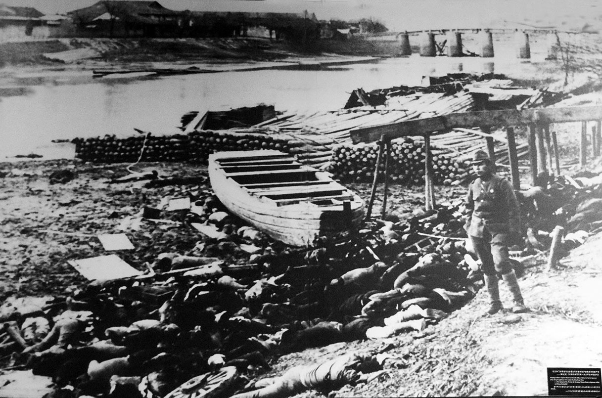 난징 외곽 양쯔강에서도 일본군의 대규모 학살이 자행되었다. 항복한 중국군은 물론'모자를 오래 쓴 흔적이 있거나 손에 굳은살이 박힌 젊은 남자' 모두를 닥치는대로 끌어모아 기관총으로 양쯔강에 쓸어넣었다. 