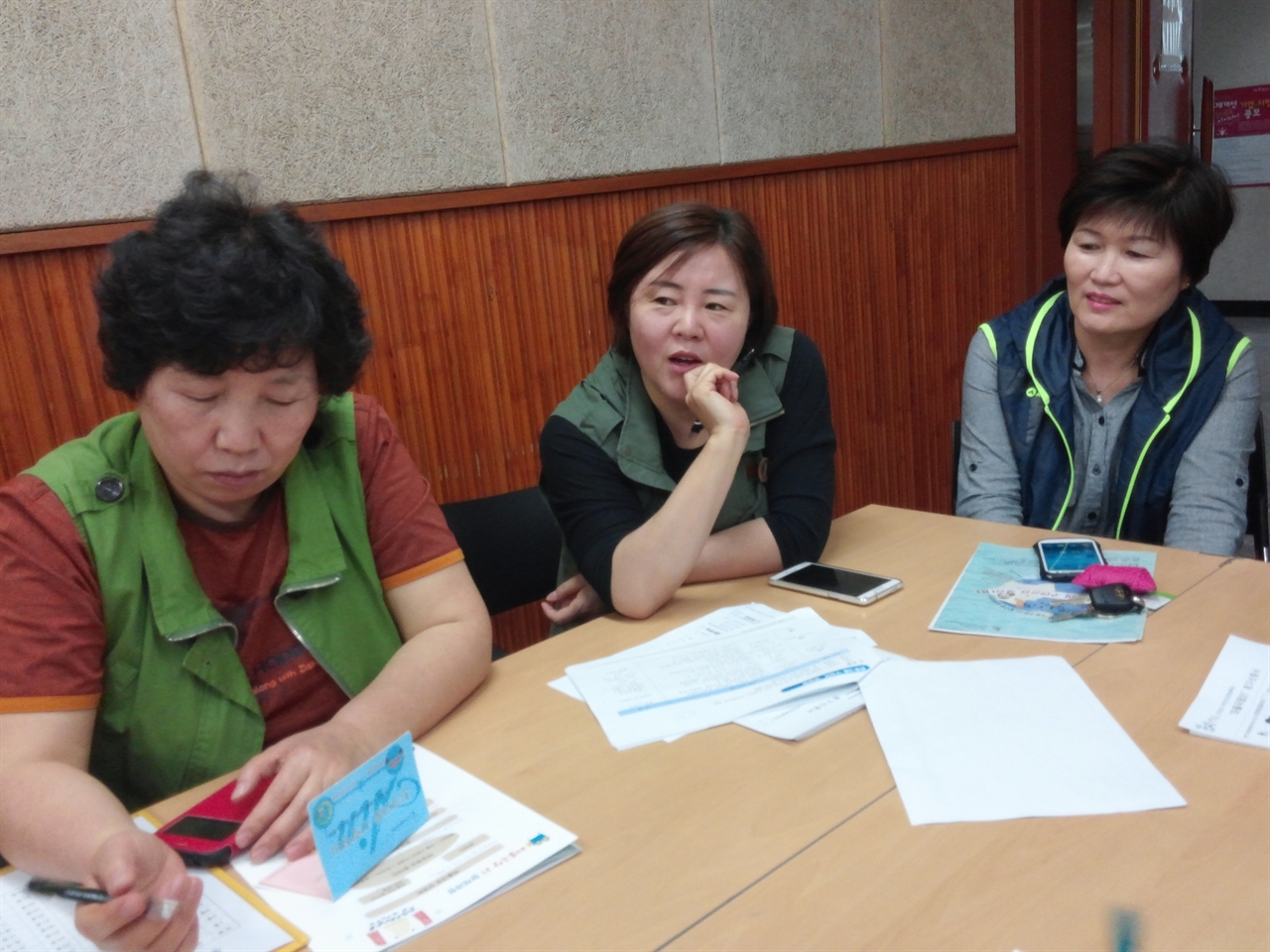  달라진 축제에 대한 설명을 듣는 주민들의 모습이 자못 진지하다.