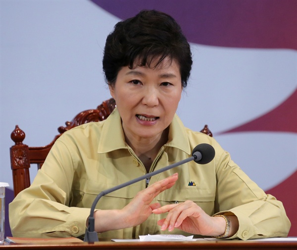 박근혜 대통령이 지난 3일 청와대에서 열린 메르스 대응 민관합동 긴급점검회의를 주재하고 있다.