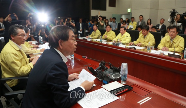 메르스 확산에 한 자리 모인 박원순 시장-구청장 박원순 서울시장이 5일 오전 서울 중구 서울시청 충무기밀실에서 열린 메르스(중동호흡기증후군) 관련 시장·구청장 연석회의에 참석해 메르스 확산 방지 대책에 대해 발언하고 있다.
이날 박 시장은 구청장들을 소집해 "한 마음, 한 뜻, 한 몸으로 함께 위기를 극복해 나가야 한다"며 "서울시와 각 구청이 한 몸이 되어 메르스 확산대책을 마련하고 정보를 공유해 시민의 생명과 안전을 지켜나가는데 모두가 대책본부장이 되어 달라"고 당부했다.