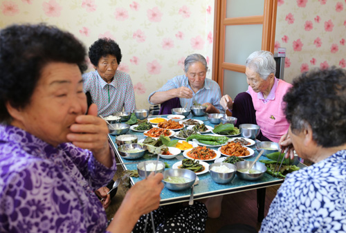 고흥 장자마을 주민들이 마을회관에 모여 점심 식사를 함께 하고 있다. 지난 5월 27일 고흥군 포두면 장자마을에서다.