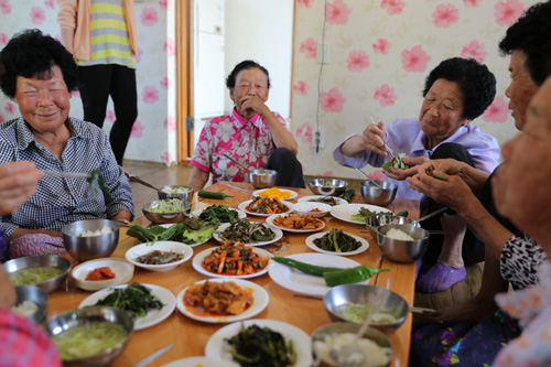 고흥 장자마을 회관에서 공동급식을 하는 주민들이 식사를 함께 하며 얘기를 나누고 있다. 지난 5월 27일 장자마을 회관에서다.