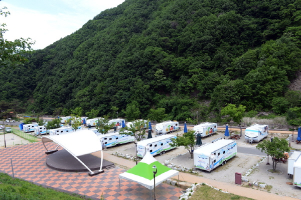수도사에 이르기 전 약 1.5km 위치에 영천시에서 운영하는 캠핑장이 자리하고 있다.