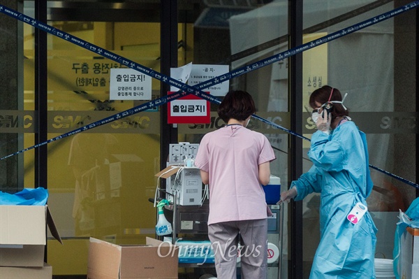 5일 오후 서울 강남구 삼성서울병원 폐쇄 된 응급실 앞에서 마련 된 임시접수처에서 의료진들이 분주하게 움직이고 있다.