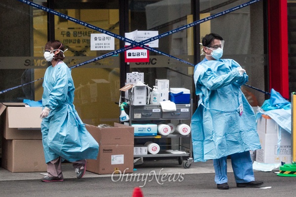 지난해 6월 '최대의 메르스 확산 진원지'였던 서울 강남구 삼성서울병원 응급실 앞에 마련된 임시접수처에서 의료진들이 분주하게 움직이고 있다.