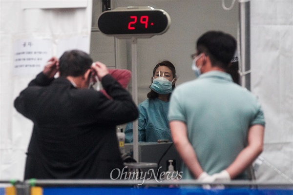 5일 오후 서울 강남구 삼성서울병원 폐쇄 된 응급실 앞에서 마련 된 임시접수처에서 의료진들이 분주하게 움직이고 있다.